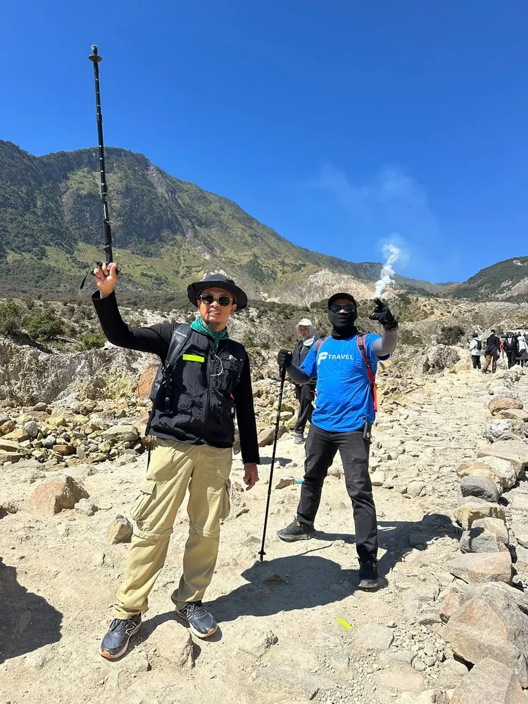 Pendaki berjalan di kawasan Gunung Papandayan