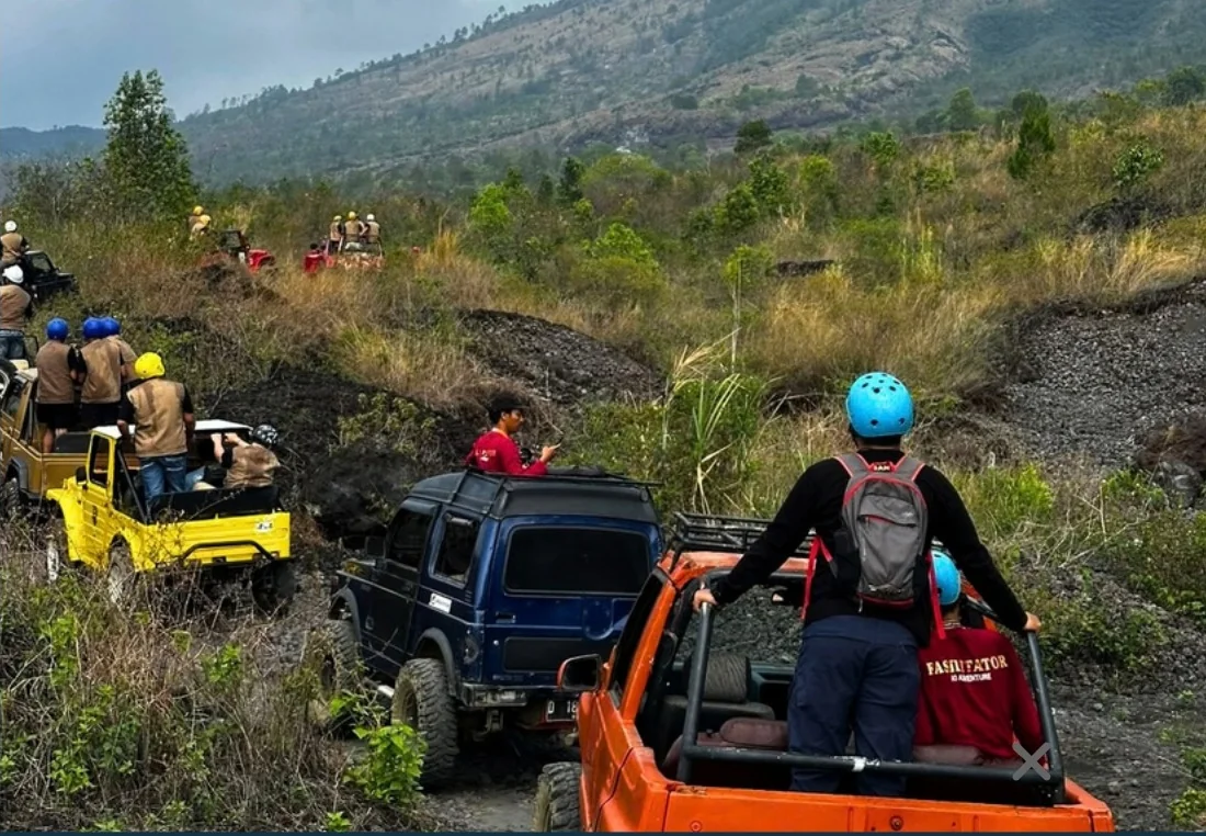 Jimny Offroad Gunung Guntur — JO Adventure Rombongan Jimny Offroad melewati jalur berbatu dan perbukitan pada foto dokumentasi booklet JO Adventure