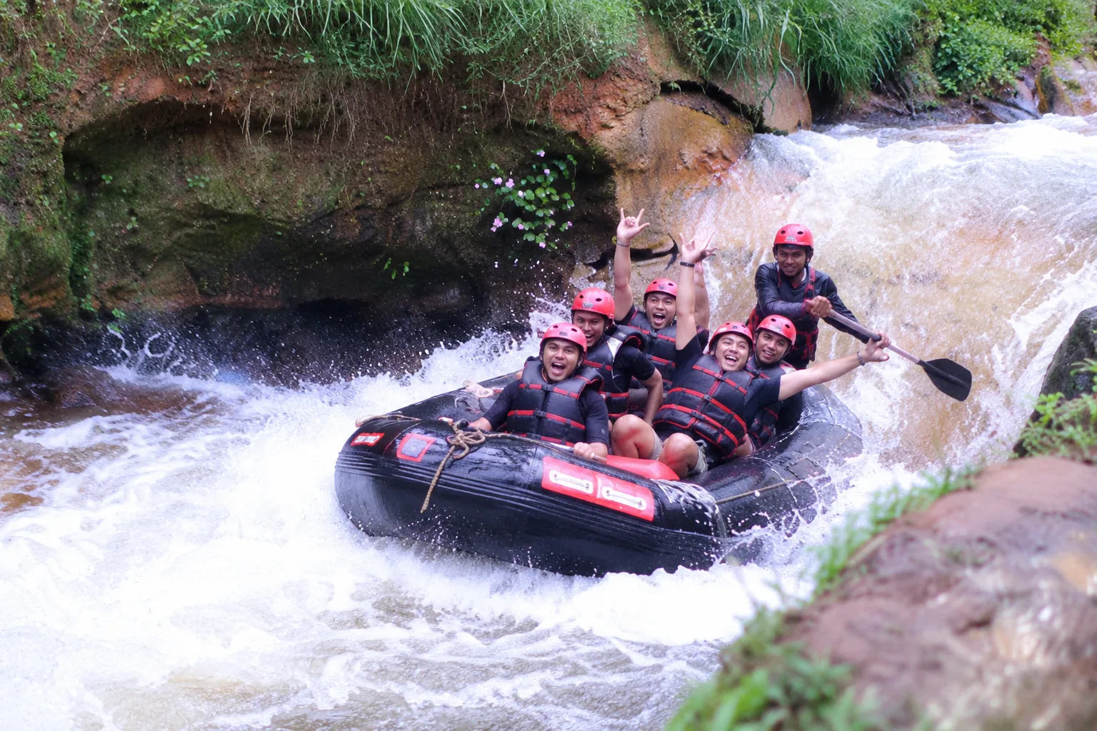 Rombongan peserta arung jeram di aliran sungai bersama pemandu rafting